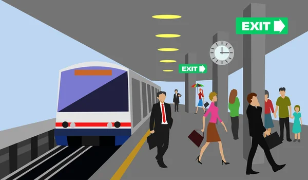 Gökyüzünün konumu tren istasyonu olan birçok kişi mavi gökyüzü arka plan yürüyüş