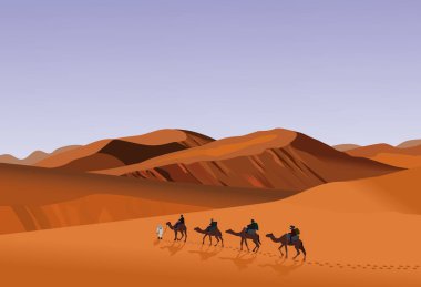 Dört deve biniciler sıcak güneşin kum dağ arka plan ile çölde hiking.