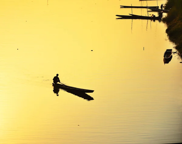 Silueta Los Pescadores Tome Pequeño Barco Pesca Río Atardecer Fondo — Foto de Stock