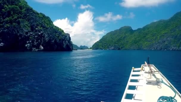 Camina Barco Bajo Sol Abrasador — Vídeo de stock