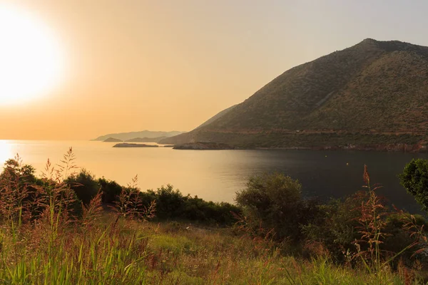Grécia. Creta. A Baía ao pôr do sol . — Fotografia de Stock