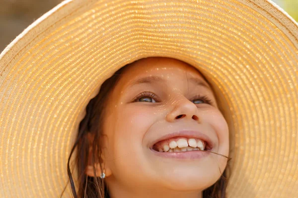 Retrato de verano, hermosa mujer joven con sombrero de paja — Foto de Stock