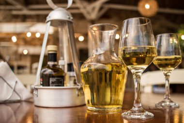 Ahşap masa karşı cam içine beyaz şarap dökme