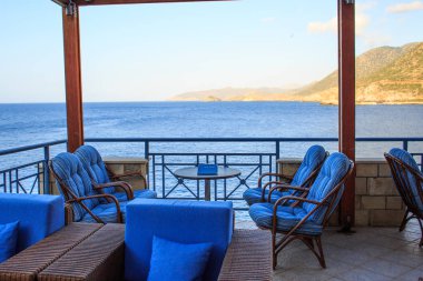 Zarif restoran tablo müşteriler tarafından deniz terasa Bali, Yunanistan için bekliyor