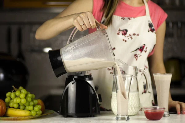 Жінка готує молочний коктейль — стокове фото