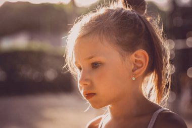 Küçük mutlu kız sıcak yaz günü hoşlanır. Açık havada doğanın keyfini güzellik çocuk