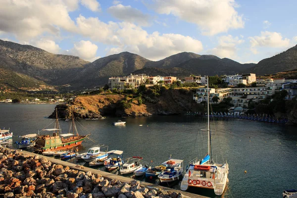 Porto com embarcações marítimas, barcos. Vista panorâmica de um penhasco em uma Baía Bali Creta, Grécia — Fotografia de Stock