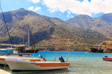 dağlar, Crete, Yunanistan için arka plan ile balıkçı köyü Bali iskelede küçük balıkçı tekneleri