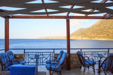 Zarif restoran tablo müşteriler tarafından deniz terasa Bali, Yunanistan için bekliyor