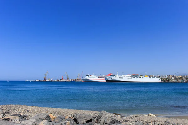 Foto do navio cruzador atracado no porto principal de Heraklion — Fotografia de Stock