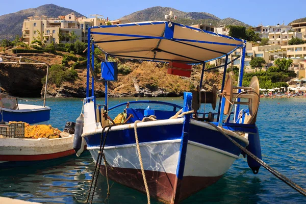 Vissersboot in de haven van de mediterrane close-up — Stockfoto