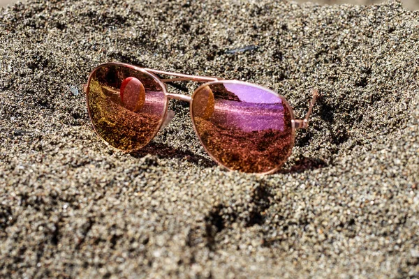 Okulary przeciwsłoneczne na plaży z odbicie piłka plażowa. — Zdjęcie stockowe