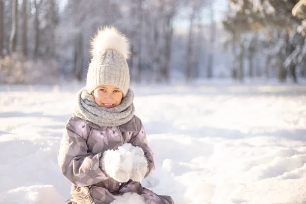 Παιδί παίζει με το χιόνι το χειμώνα — Φωτογραφία Αρχείου