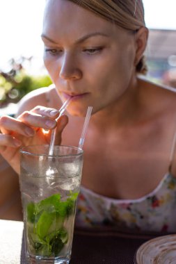 Kafede mojito içen güzel kız.