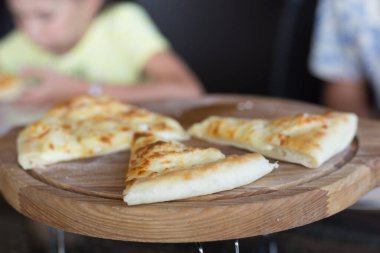 Gürcü sıcak khachapuri imeruli. Geleneksel Gürcü yemekleri