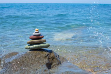 Deniz kenarında bir yığın zen taşı. Ahenk, denge