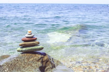 Deniz kenarında bir yığın zen taşı. Ahenk, denge