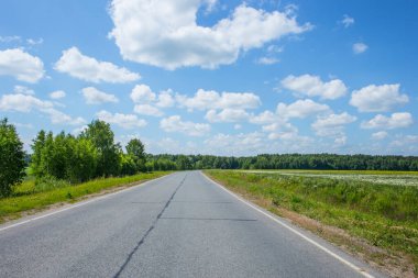 Yazın kır yolu güneşli bir gün.