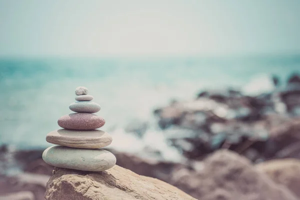 Stapel von Zen-Steinen in der Nähe des Meeres. Harmonie, Ausgewogenheit — Stockfoto