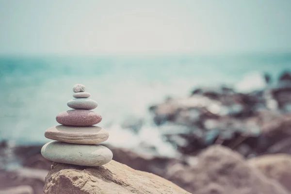 Stack of zen stones near sea. Harmony, balance — Stock Photo, Image