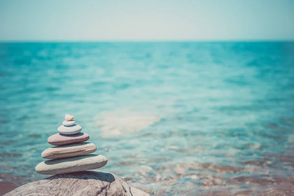 Куча камней Дзен возле моря. Гармония, баланс — стоковое фото