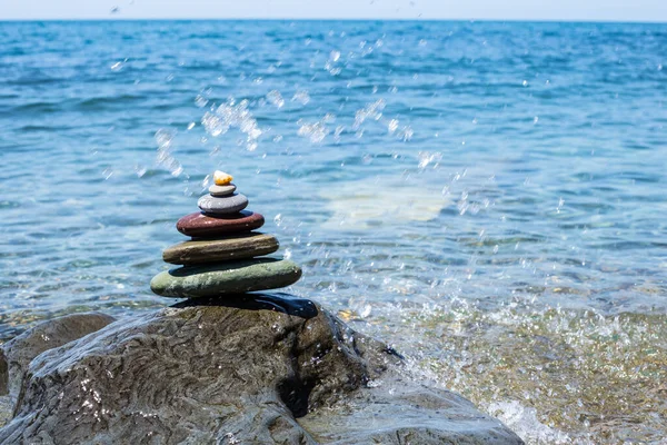 Stack of zen stones near sea. Harmony, balance — Stock Photo, Image