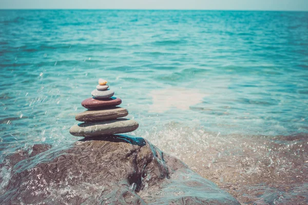 海旁堆放着成堆的旧石头.和谐、平衡 — 图库照片