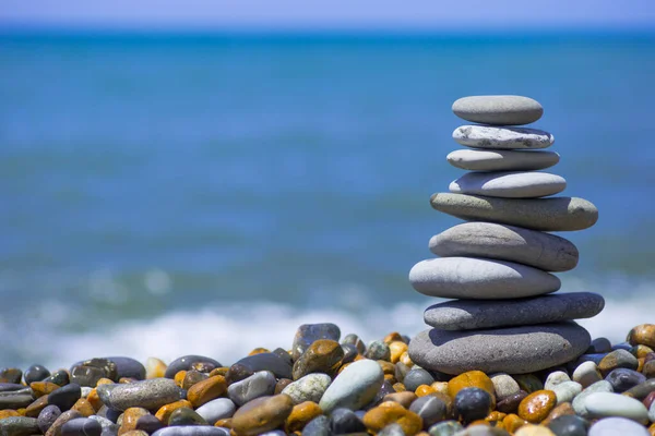 Empilement de pierres zen près de la mer. Harmonie, équilibre Images De Stock Libres De Droits