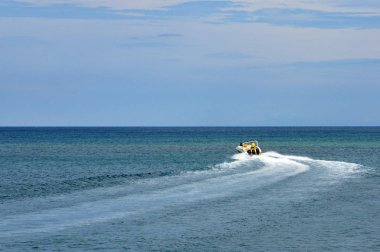mavi denizde turist yelkenleri ile motorlu tekne. güneşli bir günde tekne gezisi.