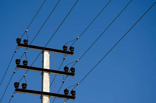 Elektrische Draden Een Paal Tegen Een Blauwe Lucht Rechtenvrije Stockfoto's
