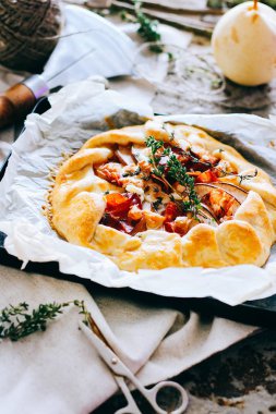 Galette'ye armut ve rustik tarzda prosciutto ile