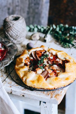 Galette'ye armut ve rustik tarzda prosciutto ile