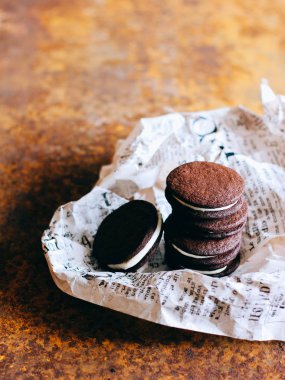 Surgut, Rusya - Eylül 2015: Ev yapımı çikolata oreo çerezler gazetesi
