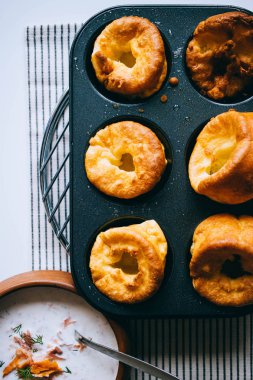 Yorkshire pudingi ile doldurma, eski bir metal tepsi içinde balık görünümü top