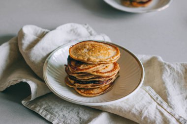 Beyaz bir arka plan üzerinde ceviz ile muz krep. Sabah kahvaltı