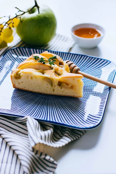 Una Rebanada Tarta Manzana Fresca Con Uvas Plato Azul Desayuno — Foto de Stock