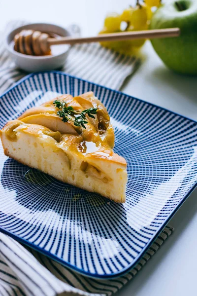 Una Rebanada Tarta Manzana Fresca Con Uvas Miel Plato Azul — Foto de Stock