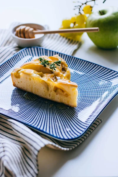 Una Rebanada Tarta Manzana Fresca Con Uvas Miel Plato Azul — Foto de Stock