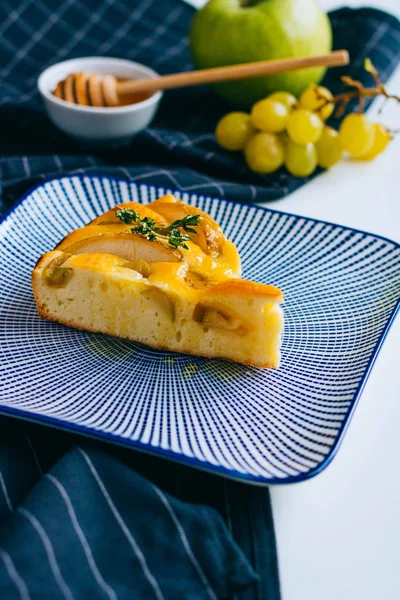 Una Rebanada Tarta Manzana Fresca Con Uvas Miel Plato Azul — Foto de Stock