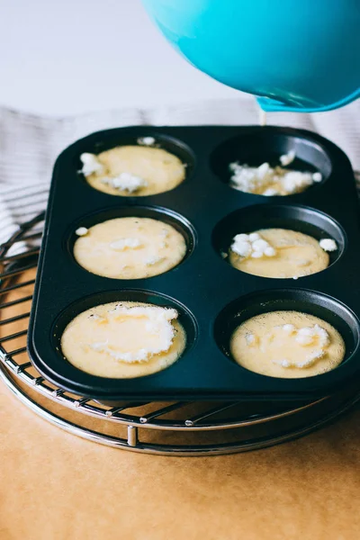 Yorkshire Pudingler Petrol Hamur Kaynar Ile Pişirme Formları Doldurma Hazırlama — Stok fotoğraf