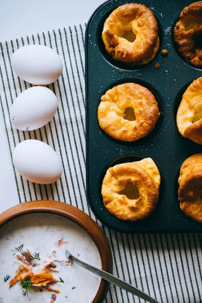 Budín Yorkshire Con Relleno Pescado Una Vieja Bandeja Metal Vista — Foto de Stock