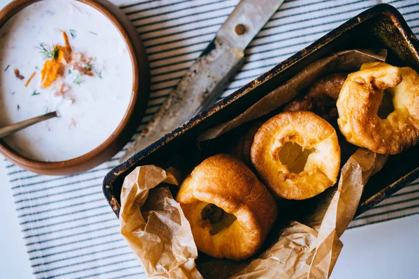 Yorkshire Pudingi Ile Doldurma Eski Bir Metal Tepsi Içinde Balık — Stok fotoğraf