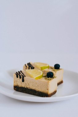 Fındık ve kuru meyve, kireç ve yaban mersini ile temel yararlı bir ham tatlı