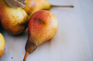 Bir emaye tepsi, beyaz arka planda taze armut
