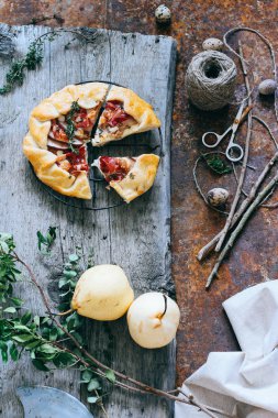 Galette'ye jambon ve armut ahşap zemin ile