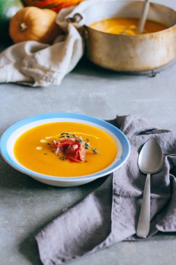 Kabak çorbası, jambon ve kekik, gri bir arka plan üzerine bir tabak