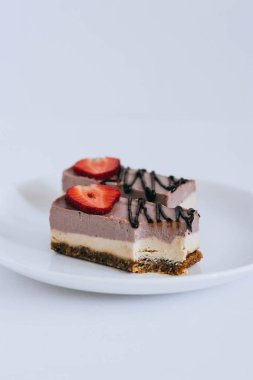 Fındık ve kuru meyve, frenk üzümü mus, yapılmış bir yararlı ham tatlı çilek ile süslenmiş