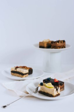 Kurutulmuş meyve ve fındık üzerinde beyaz bir arka plan ile yararlı ham tatlılar çeşitleri