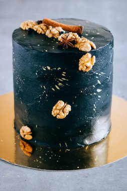 Ceviz, tarçın ve anason ve altın sprey ile uzay tarzında kara Festival cake