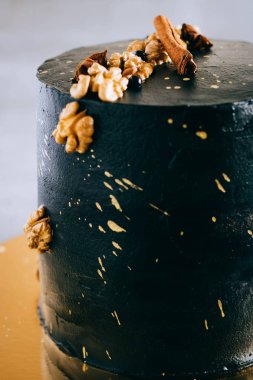 Ceviz, tarçın ve anason ve altın sprey ile uzay tarzında kara Festival cake